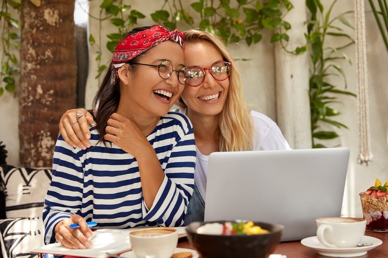 Two female freelance copywriters learning copywriting with the RMBC