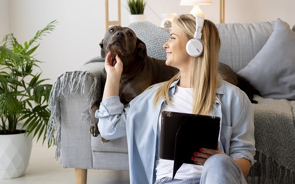 Pursue-Your-Passion-Freedom-of-Working-from-Home-2-play-with-pets